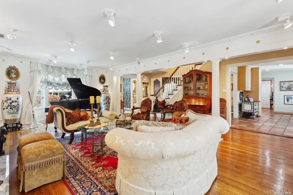 1345 Harbor Road Hewlett Harbor NY 11557