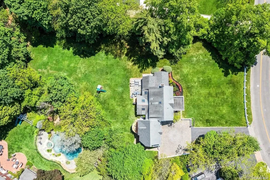 1345 Harbor Road Hewlett Harbor NY 11557