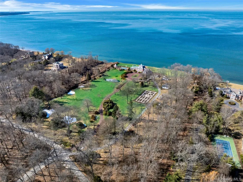 2 Wallis Lane Saint James NY 11780