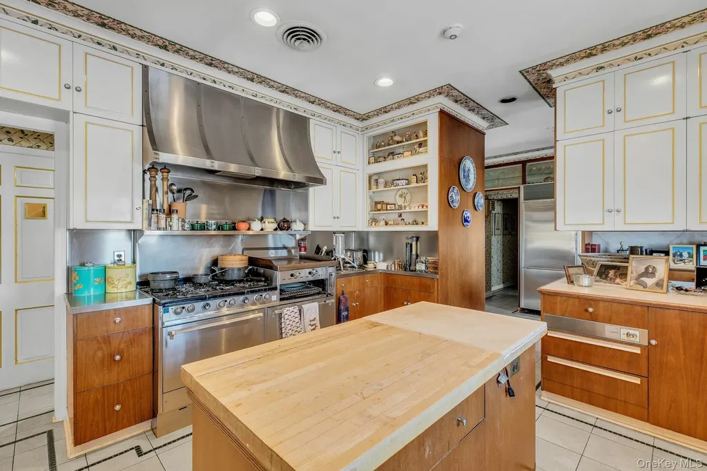 2 Wallis Lane Saint James NY 11780