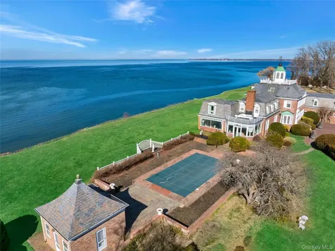 2 Wallis Lane Saint James NY 11780