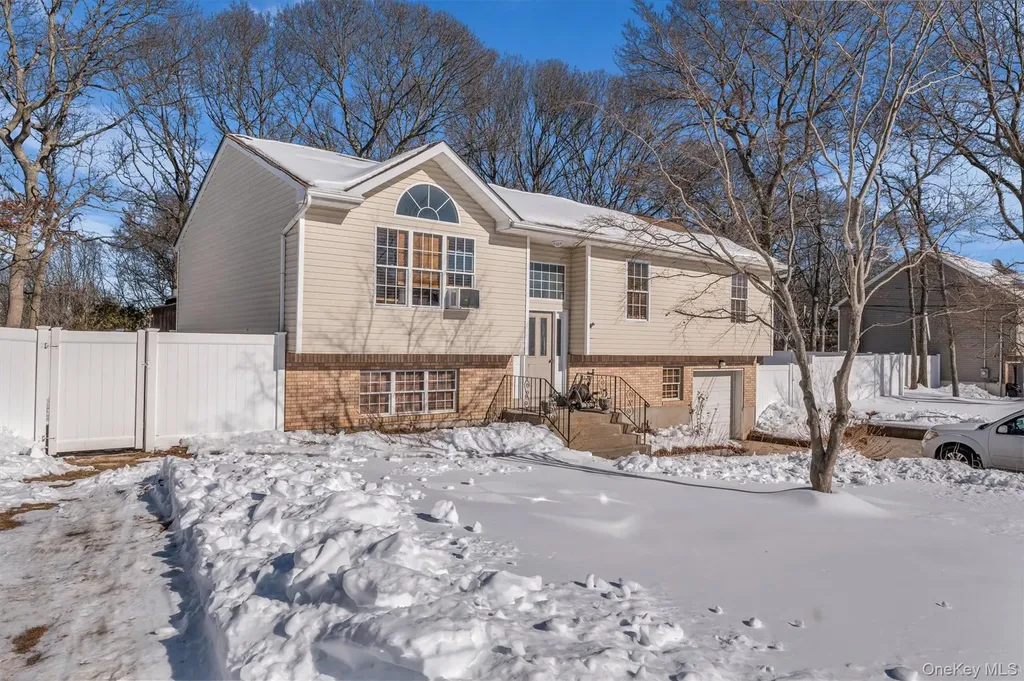 19 Summit Farmingville NY 11738
