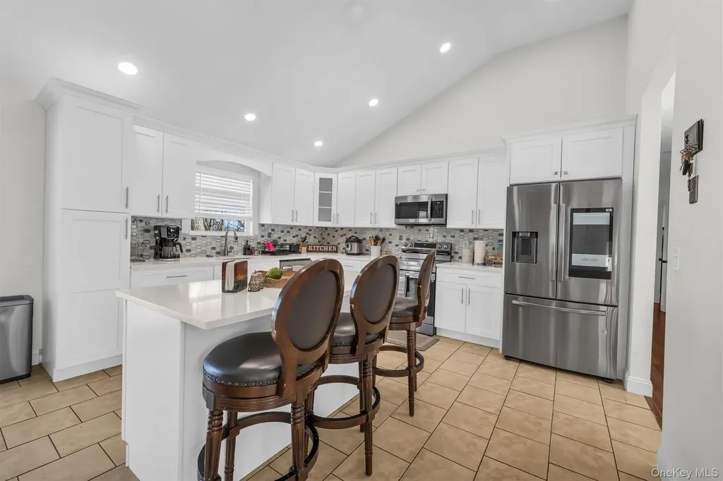 19 Summit Farmingville NY 11738