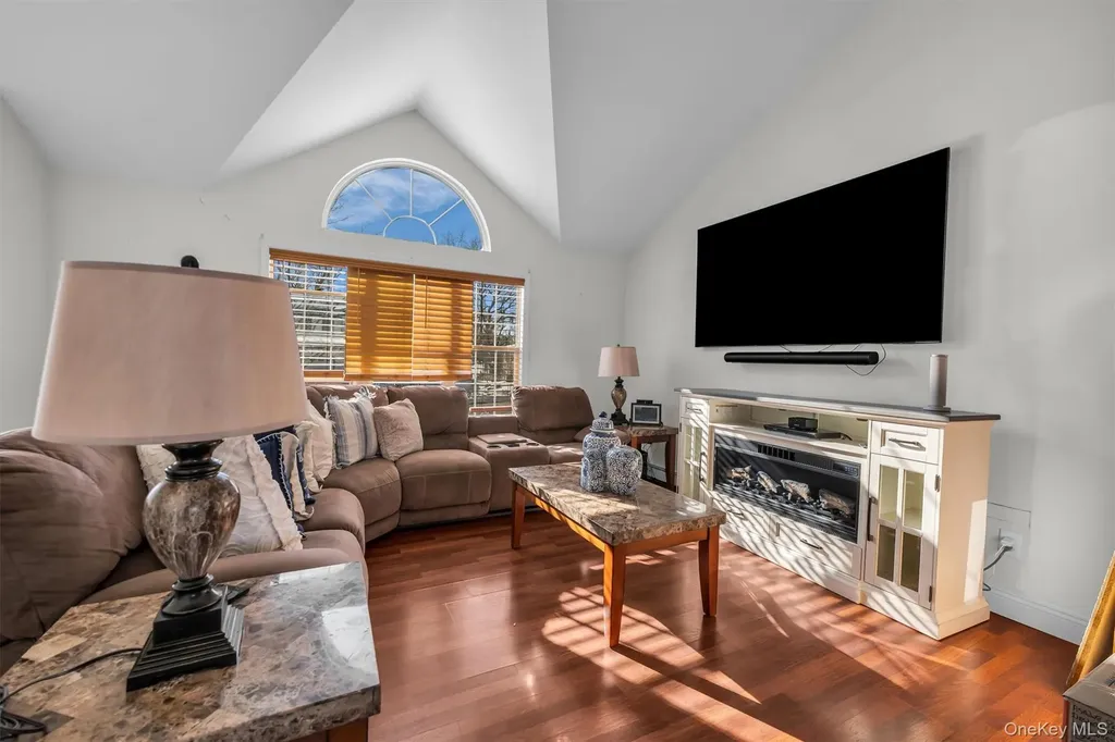 19 Summit Farmingville NY 11738