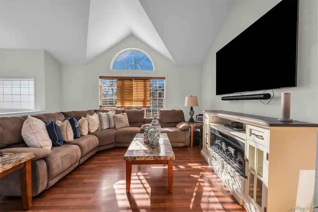 19 Summit Farmingville NY 11738