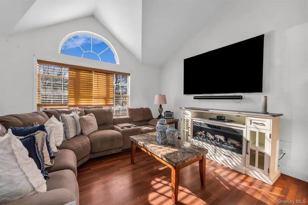 19 Summit Farmingville NY 11738