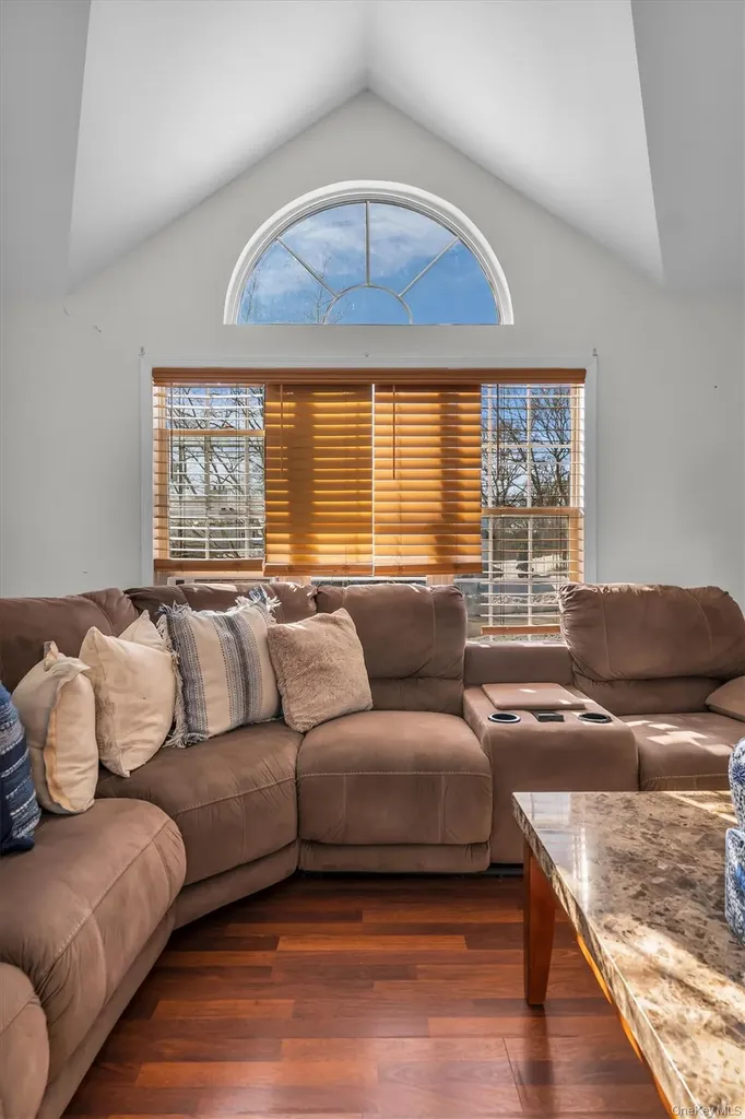 19 Summit Farmingville NY 11738