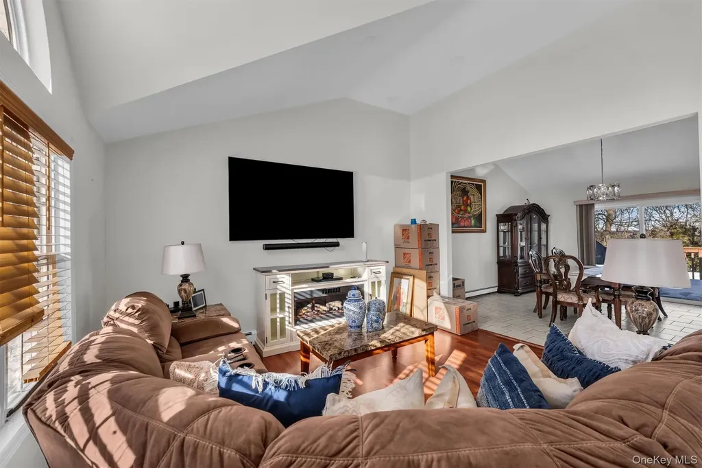19 Summit Farmingville NY 11738