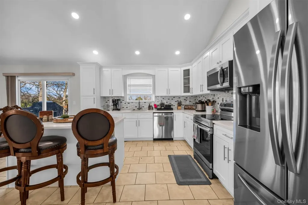 19 Summit Farmingville NY 11738