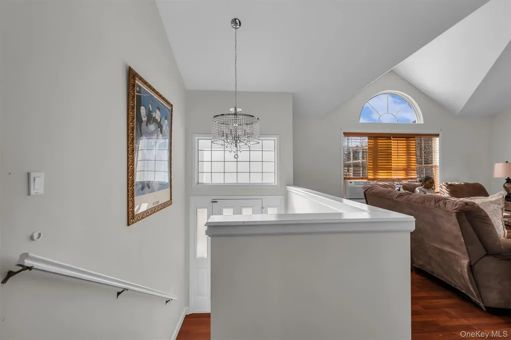 19 Summit Farmingville NY 11738