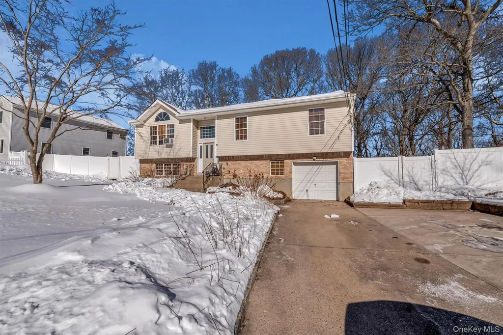 19 Summit Farmingville NY 11738