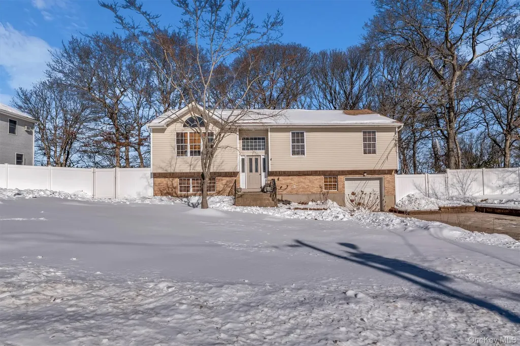 19 Summit Farmingville NY 11738