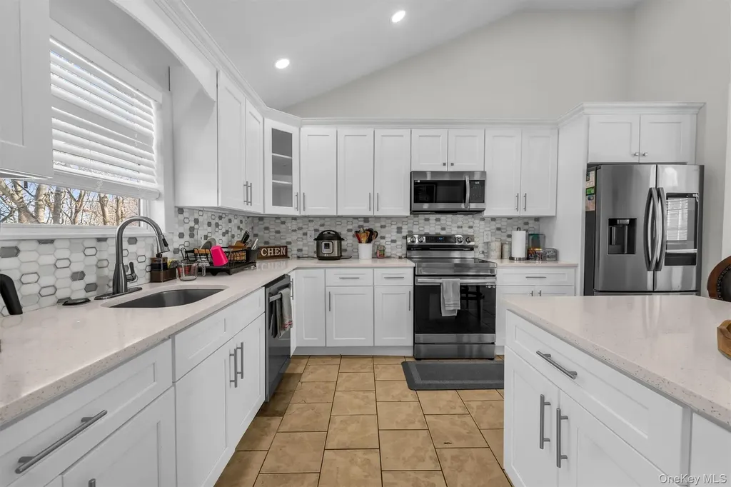 19 Summit Farmingville NY 11738