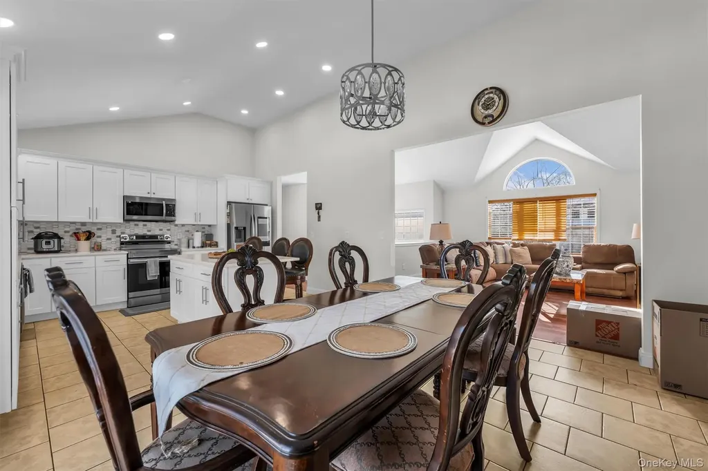 19 Summit Farmingville NY 11738
