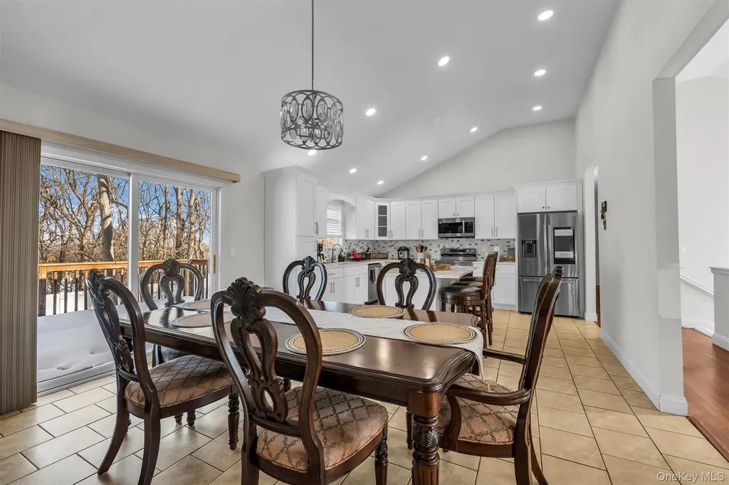 19 Summit Farmingville NY 11738