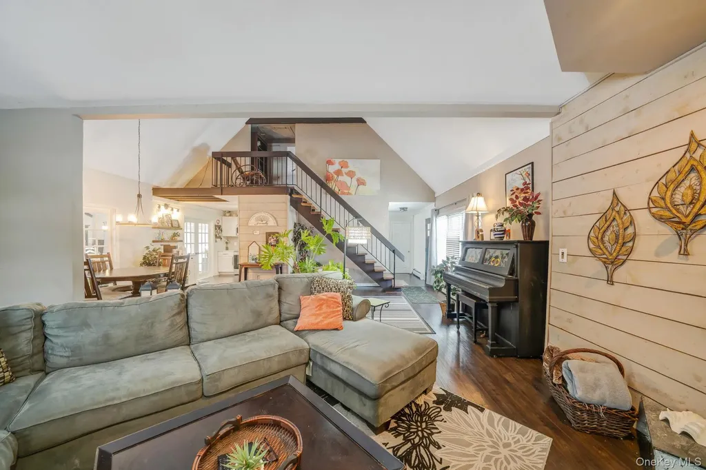6 Howe Court Coram NY 11727