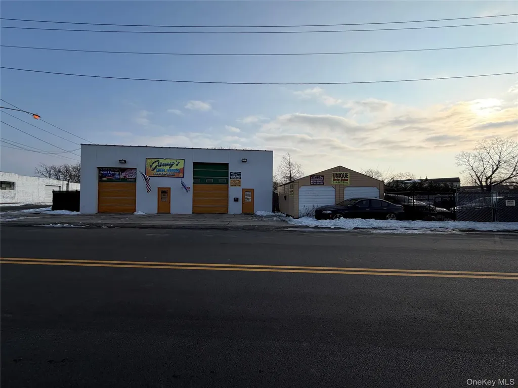 620 Shore Road Lindenhurst NY 11757
