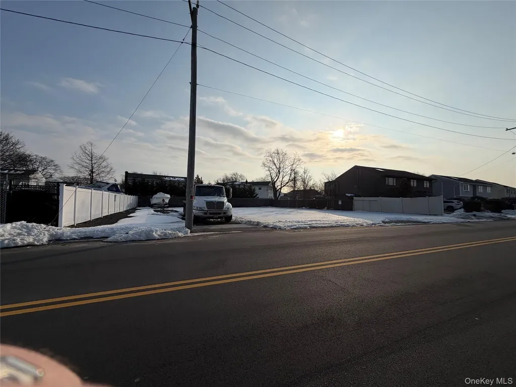 620 Shore Road Lindenhurst NY 11757