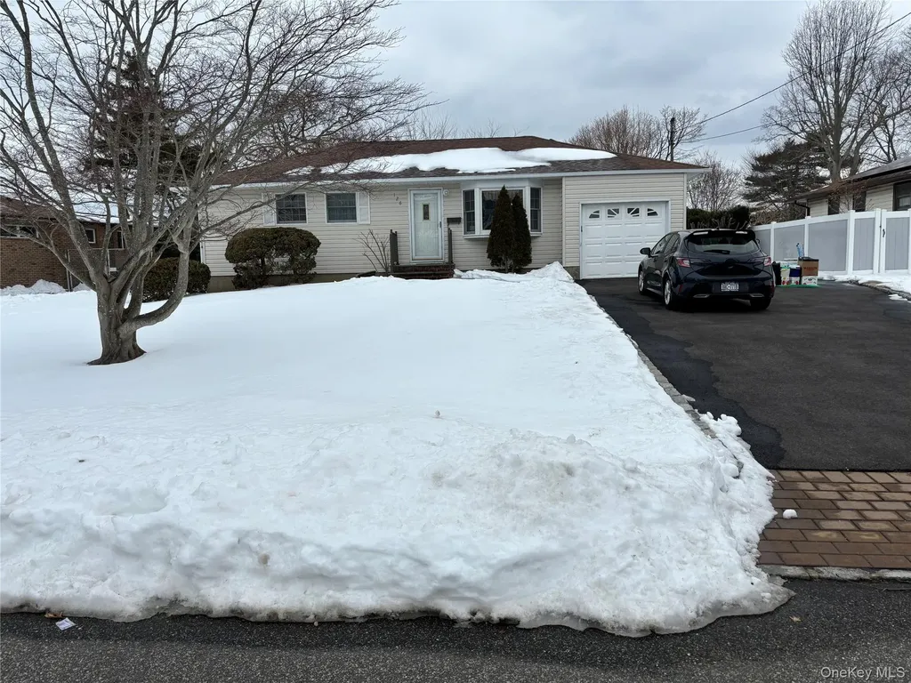 126 Michael Road Oakdale NY 11769
