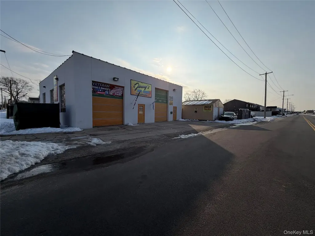 628 Shore Road Lindenhurst NY 11757