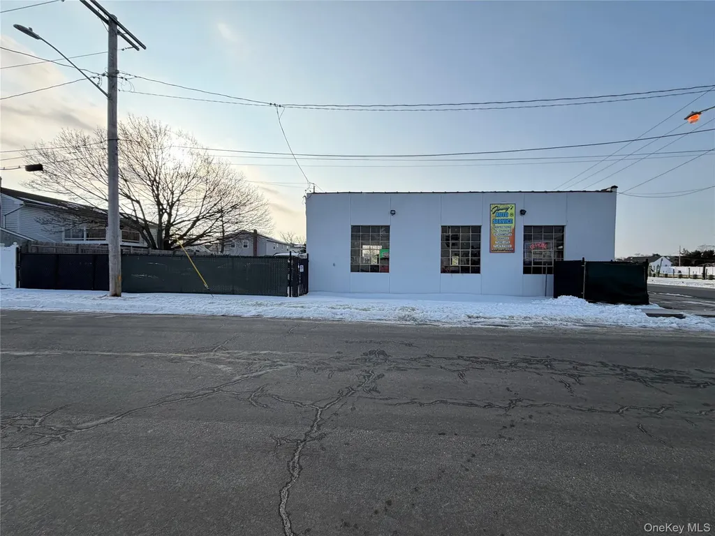 628 Shore Road Lindenhurst NY 11757