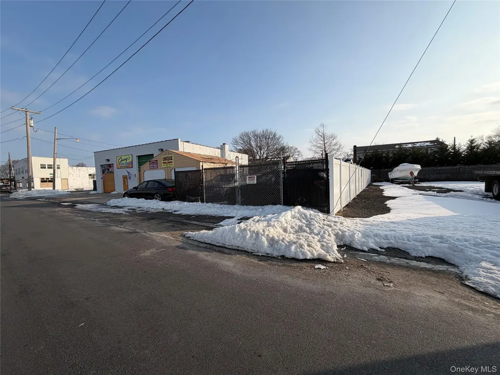 628 Shore Road Lindenhurst NY 11757
