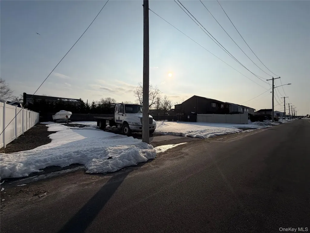 628 Shore Road Lindenhurst NY 11757