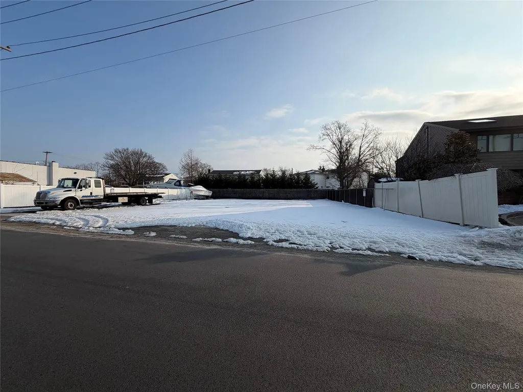 628 Shore Road Lindenhurst NY 11757