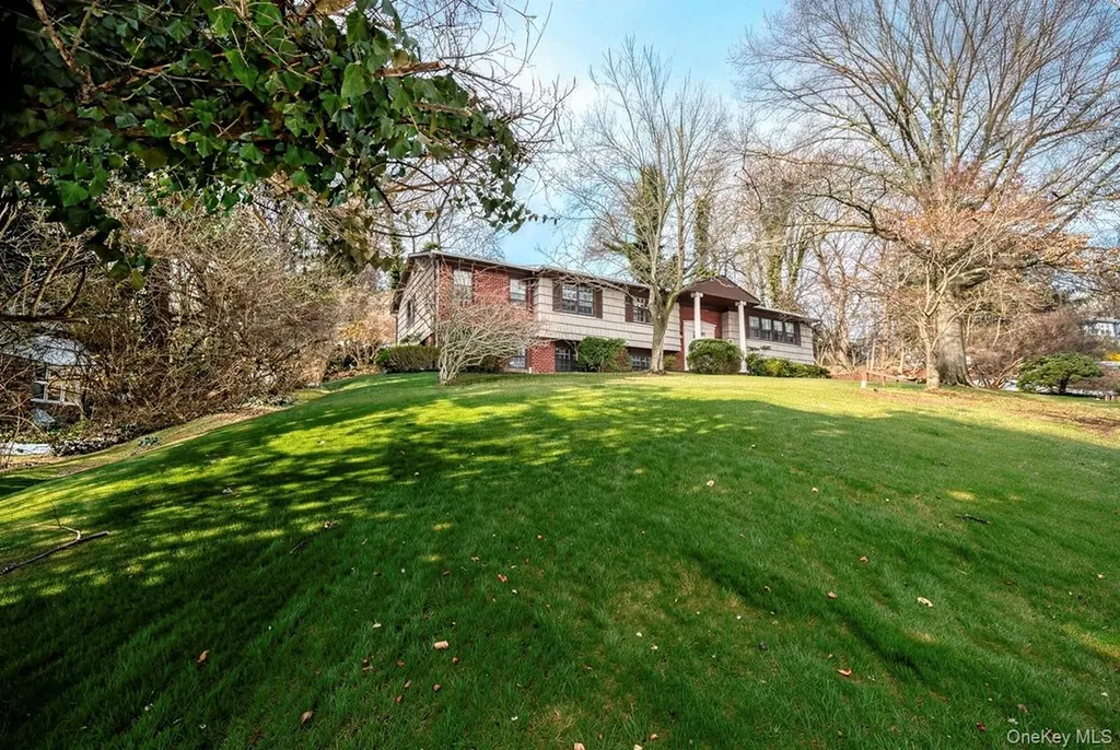 8 Pine Drive Great Neck NY 11021