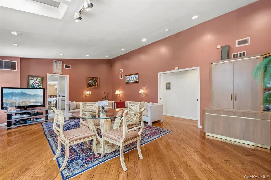 8 Pine Drive Great Neck NY 11021