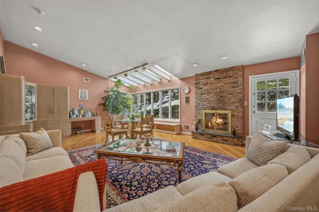 8 Pine Drive Great Neck NY 11021