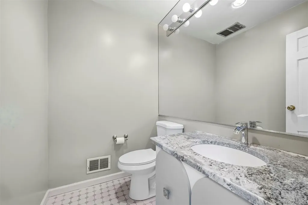 8 Pine Drive Great Neck NY 11021