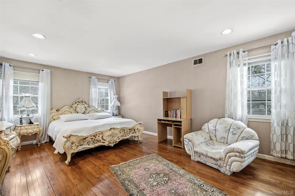 8 Pine Drive Great Neck NY 11021
