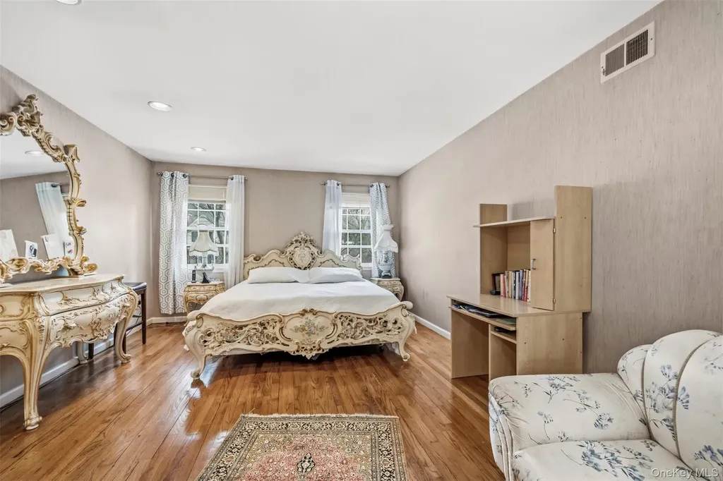 8 Pine Drive Great Neck NY 11021