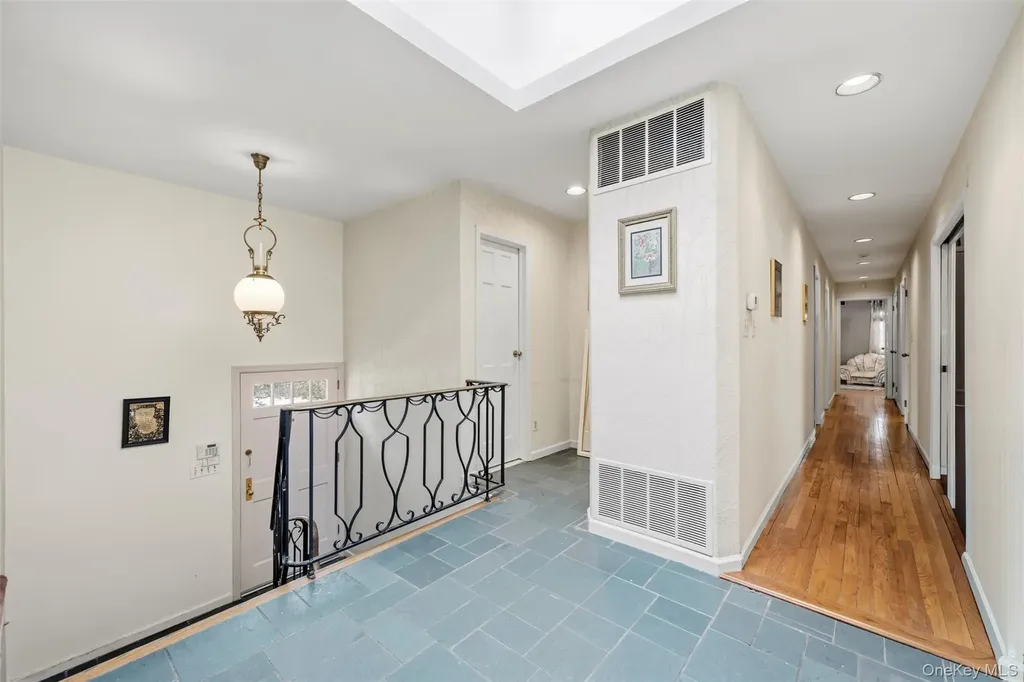 8 Pine Drive Great Neck NY 11021