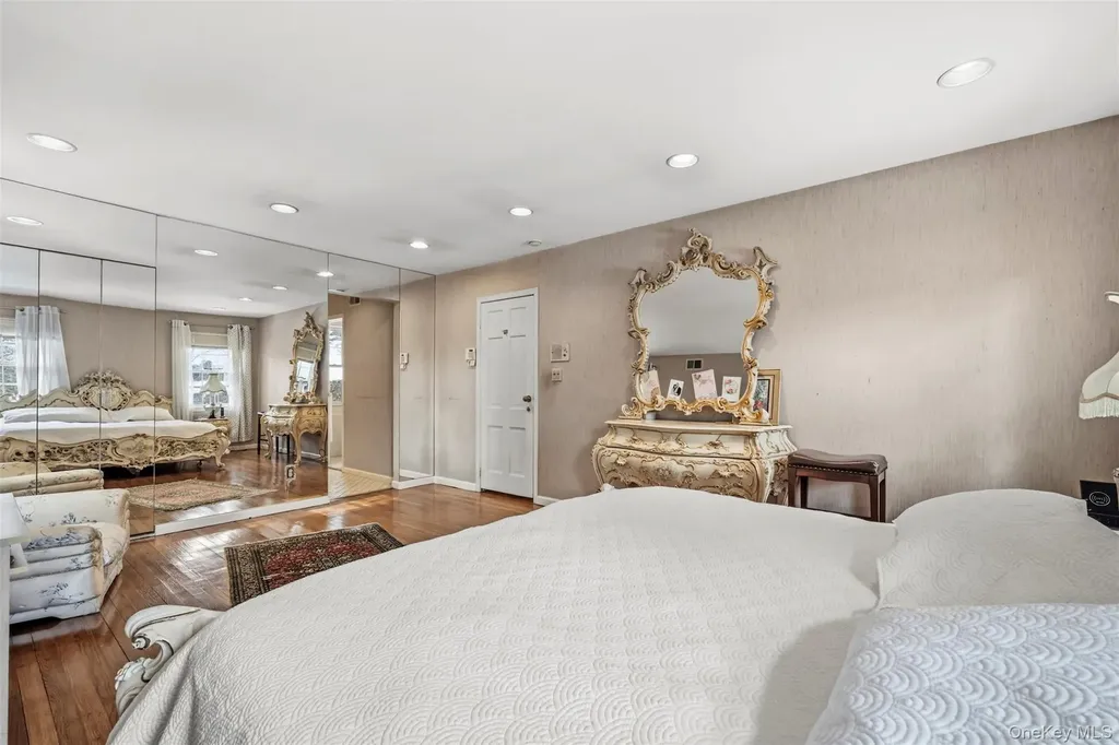 8 Pine Drive Great Neck NY 11021