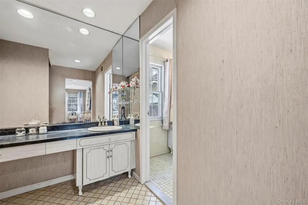 8 Pine Drive Great Neck NY 11021