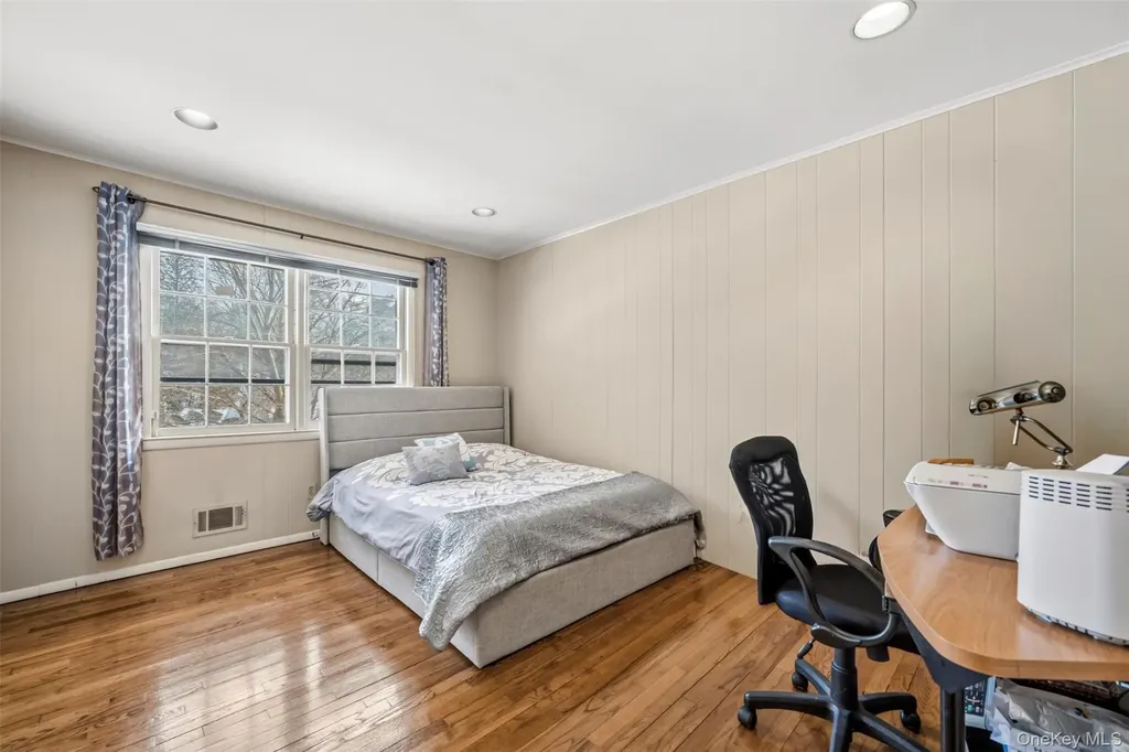 8 Pine Drive Great Neck NY 11021