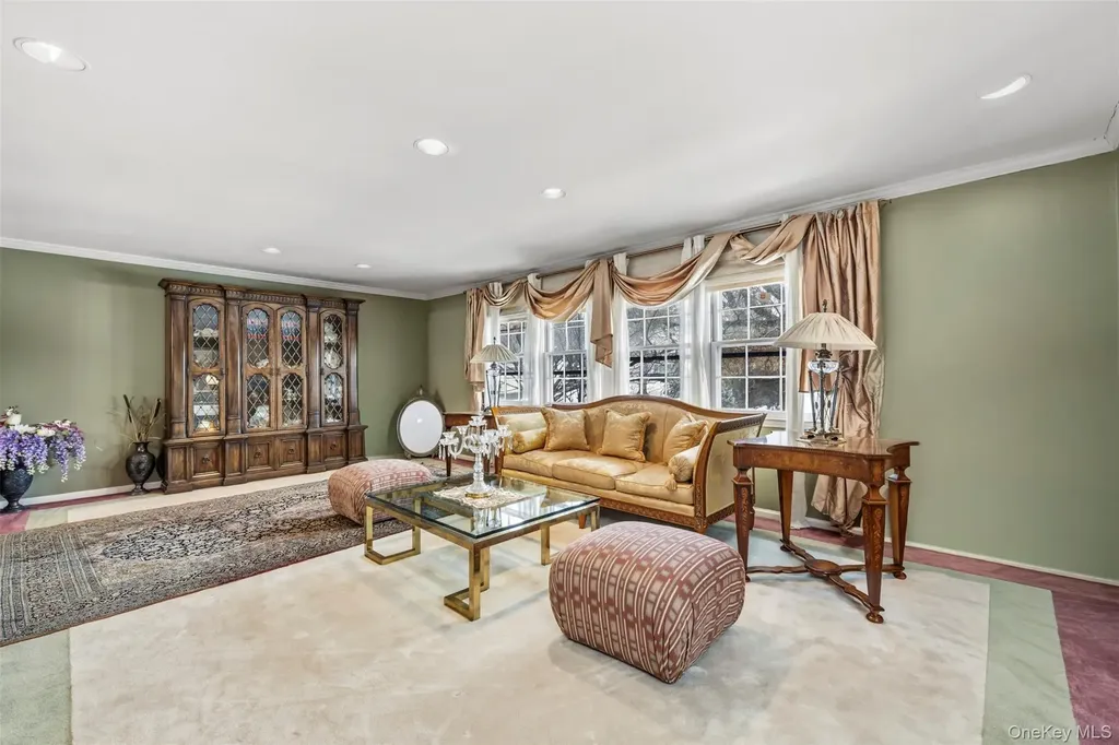 8 Pine Drive Great Neck NY 11021
