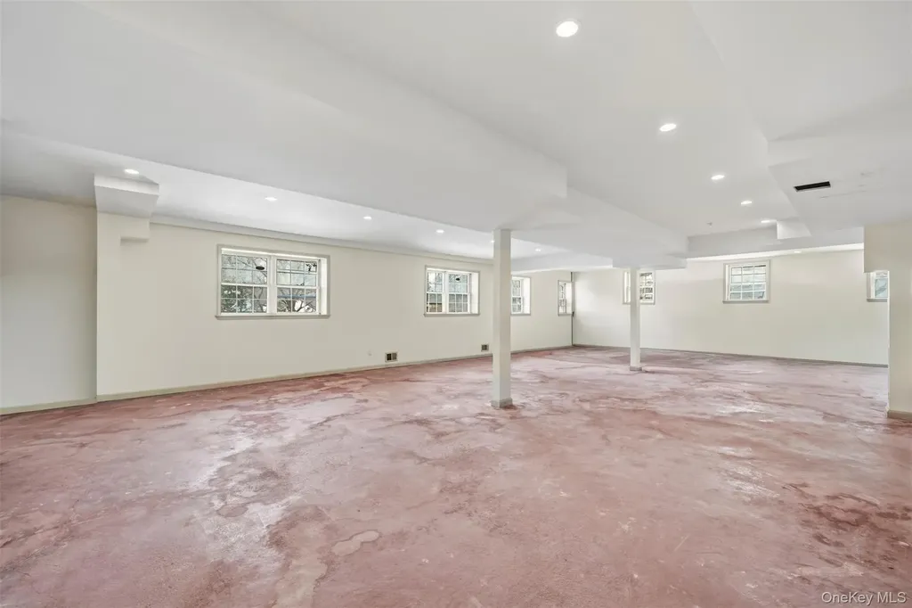 8 Pine Drive Great Neck NY 11021