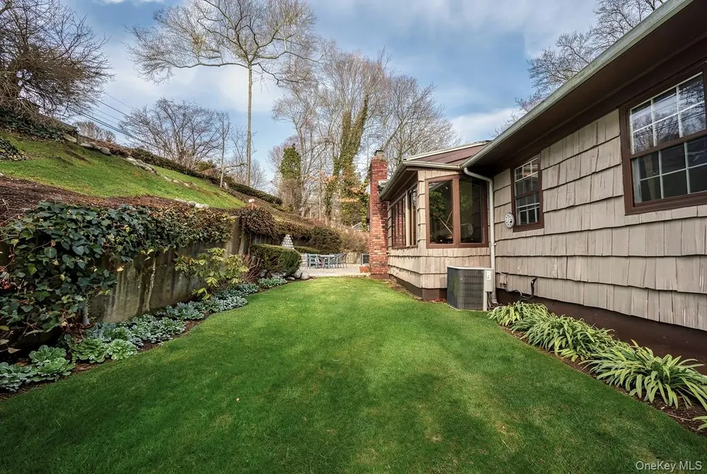 8 Pine Drive Great Neck NY 11021