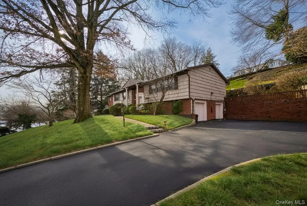 8 Pine Drive Great Neck NY 11021