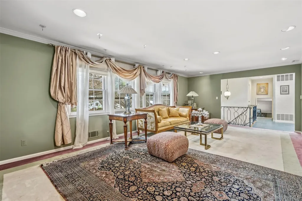 8 Pine Drive Great Neck NY 11021