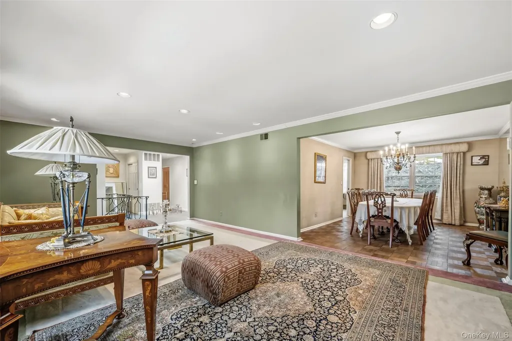 8 Pine Drive Great Neck NY 11021