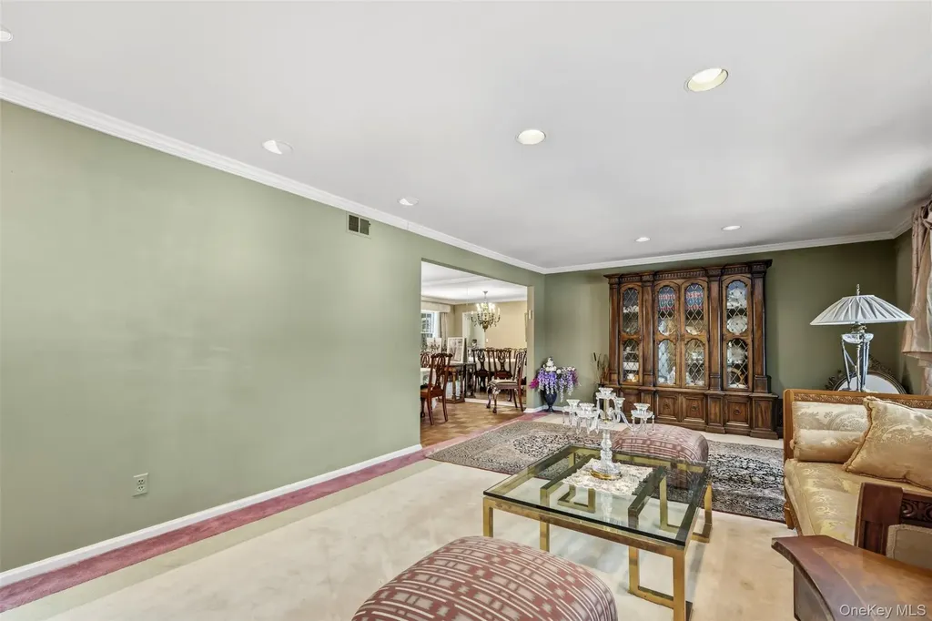 8 Pine Drive Great Neck NY 11021