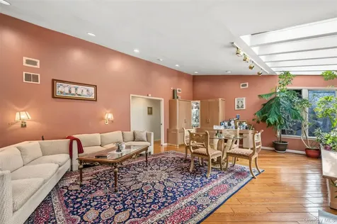 8 Pine Drive Great Neck NY 11021