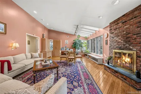 8 Pine Drive Great Neck NY 11021