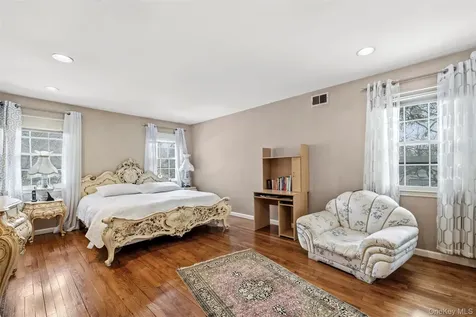 8 Pine Drive Great Neck NY 11021