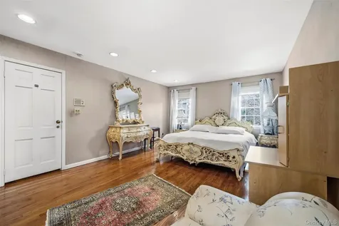 8 Pine Drive Great Neck NY 11021