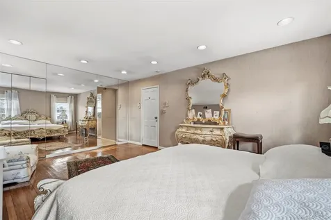 8 Pine Drive Great Neck NY 11021